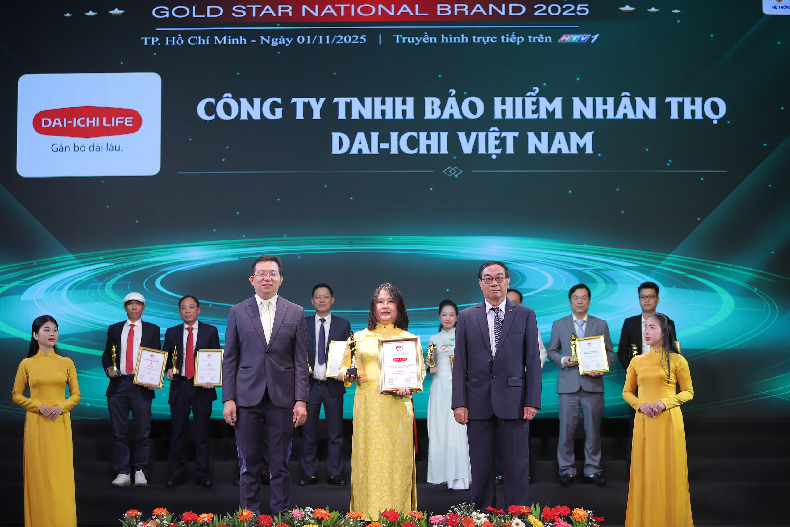 Bà Hà Thị Hương Giang, Giám đốc Nhân sự Dai-ichi Life Việt Nam nhận giải “Môi trường làm việc tốt nhất Việt Nam 2025” tại Lễ công bố Sao Vàng Thương Hiệu Quốc Gia lần thứ XI – năm 2025